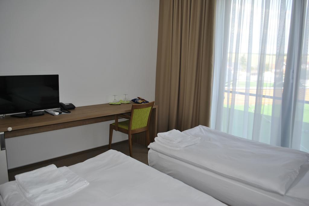 Hotel Golf Jezera Ostrozska Nova Ves Exterior photo