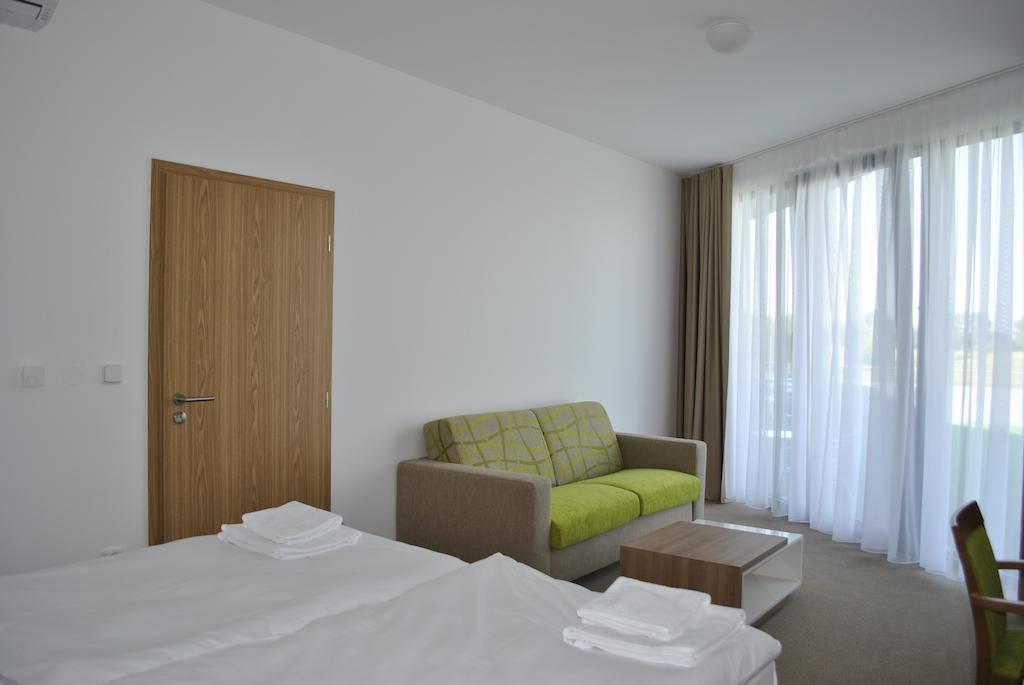 Hotel Golf Jezera Ostrozska Nova Ves Exterior photo